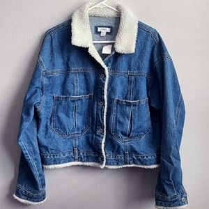 Forever 21 Sherpa Collar Denim Jacket (L) - Trendy Fall/Winter Essential (used)